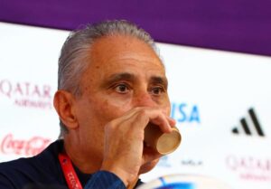 تيتي هـدف الهلال والنصر.. الخياطة هددت حلمه وبكى لشهامة مشجع عربي